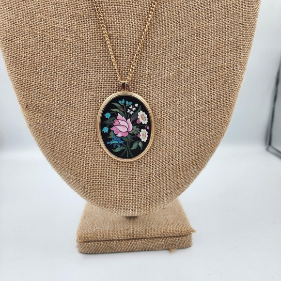 Vintage 1974 Avon Florentine Flowers Oval Pendant Long Chain Necklace 26 in - Picture 5 of 6